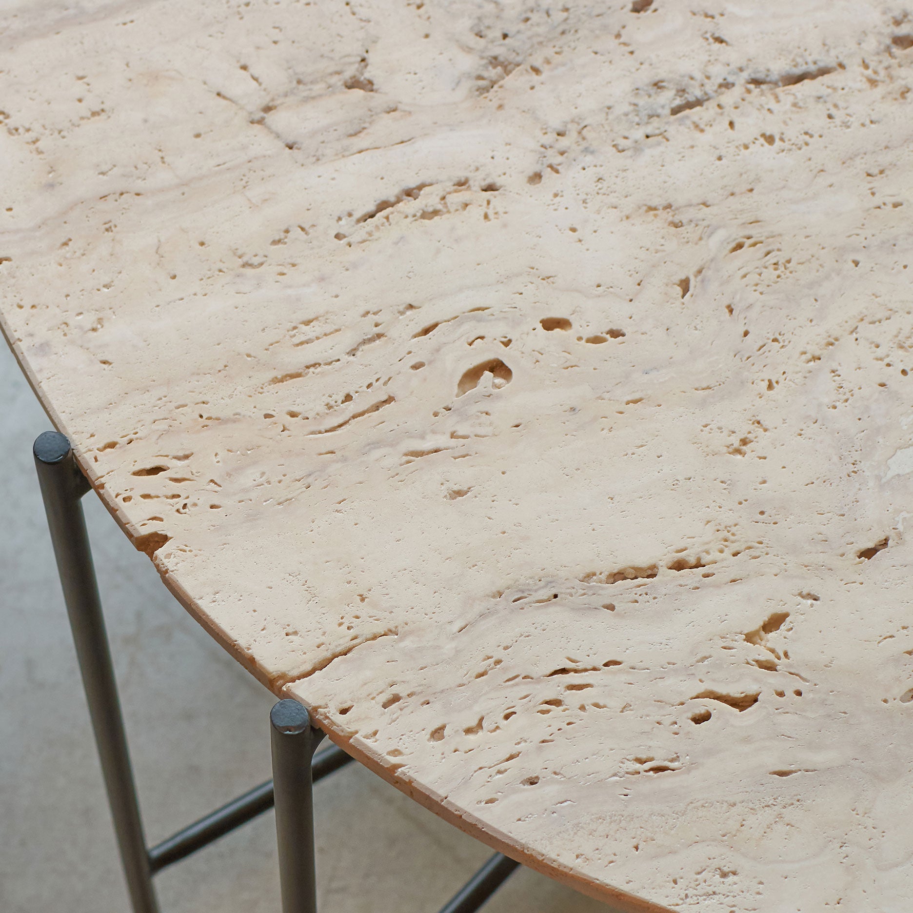 Viola IIII sofabord i travertine Ø60 cm